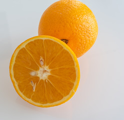 Halbe und ganze Orange isoliert auf weiss
