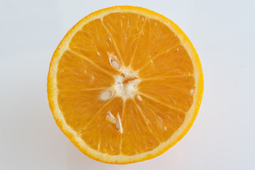 Halbe Orange isoliert auf weiss