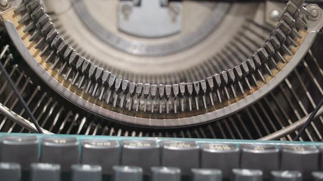 20432_A_much_closer_look_of_the_typebars_of_the_antique_typewriter.mov