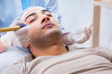 Obraz na płótnie Canvas Man visiting dermatologyst for laser scar removal 