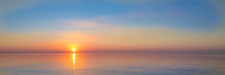 Zelfklevend Fotobehang landschap - zonsondergang aan de kust, golven, horizon. bovenaanzicht. © Alesia Berlezova