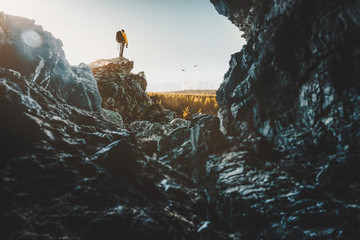 Wanderer fotografiert Landschaft