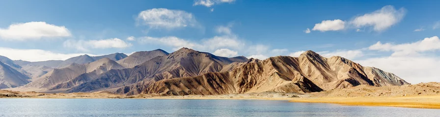 Panorama des Pamir-Gebirges in der Nähe des Sees Karakul (Provinz Xinjiang, China, Asien). Schöne raue Landschaft, klarer und sauberer blauer Himmel mit Wolken. Entlang des Karakorum Highway. Weite, Wildnis, Freiheit © Chris Redan