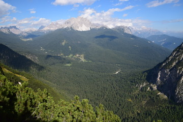 Fototapeta na wymiar Dolomiti - Cadini di Misurina, tre Cime di Lavaredo e Misurina visto dal Sorapiss 