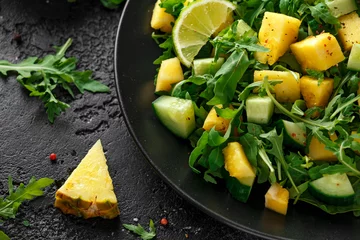 Papier Peint photo Plats de repas Salade de concombre à l& 39 ananas avec roquette verte sauvage, citron vert et huile d& 39 olive. Nourriture saine et juteuse