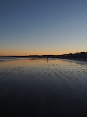 Fußgänger am Long Sands Beach in der Abenddämmerung, Maine