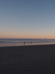 Drei Personen am Long Sands Beach, Maine