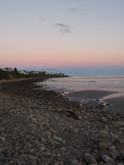 Pastellfarbener Sonnenuntergang am Long Sands Beach in York Beach, Maine