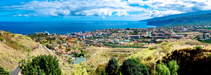 Fototapeta na wymiar Blick über Puerto de la Cruz, Teneriffa, Spanien 