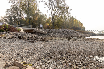 Überlauf bei niedrigwasser für Hochwasser am Rhein Iffezheim
