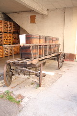 Holzkarren mit Weinfässer im Hochformat