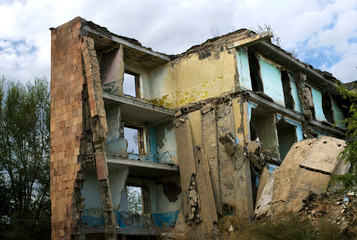 Fototapeta na wymiar Building destroyed by earthquake on December 7, 1988 in Gyumri (Leninakan)
