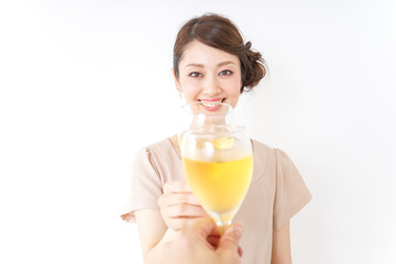 お酒を飲む女性