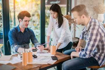 Obraz premium creativity brainstorm ideas concept with business partnet meeting workshop in coffeeshop and reflect of garden on window