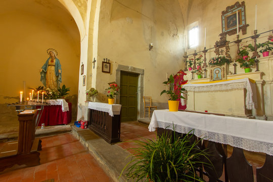 Interno della chiesa di San Niccolo a Bagnone, Massa Carrara, in Lunigiana