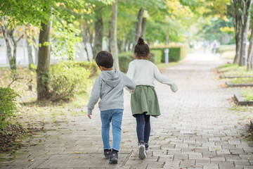 手をつないで歩く子供