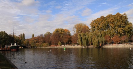 Goldener Oktober in Berlin; Landwehrkanal am Urbanhafen in Kreuzberg