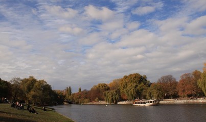 Fototapeta premium Goldener Oktober in Berlin; Landwehrkanal am Urbanhafen