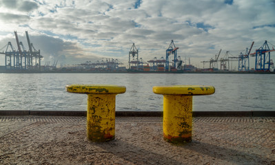 Poller im Vordergrund und blick auf den Hamburger Hafen