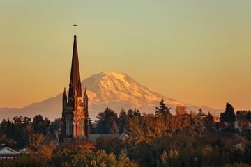 Mt Rainier towers behind the old church steeple in tacoma washington - obrazy, fototapety, plakaty