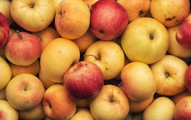 heap of fresh raw apples