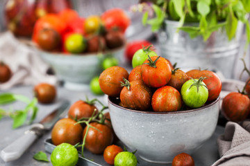 Obraz na płótnie Canvas Fresh ripe cherry tomatoes in bowl on gray background