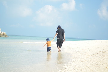 海で遊ぶ親子