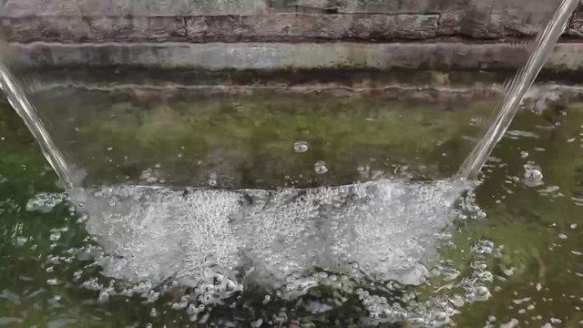 Brunnen aus dem Wasser aus der Wand sprudelt