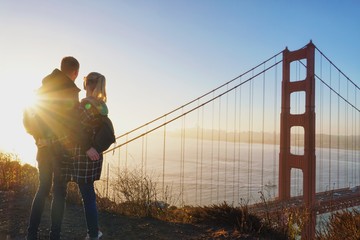 Paar zum Sonnenuntergang an der Golden Gate Bridge | Kalifornien
