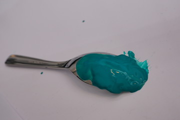 cuill&egrave;re avec de la peinture verte et non de la sauce