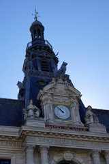 Fototapeta na wymiar horloge sur la facade de l'hôtel de ville de Poitiers