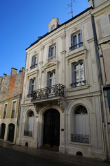 Fototapeta na wymiar vieil immeuble en pierre dans Poitiers