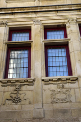 Fototapeta na wymiar Fenêtres sur anciens bâtiments à Poitiers