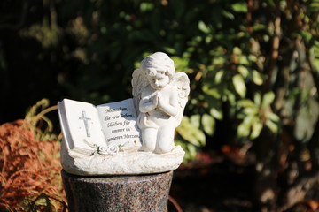 Friedhof im Herbst - Engel mit Buch und Inschrift : Menschen, die wir lieben, bleiben für immer in unseren Herzen.