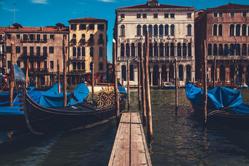 Fototapeta na wymiar Boarding Gondolas in Venice 