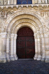 arche et portail d'entrée de l'église Notre-Dame la Grande