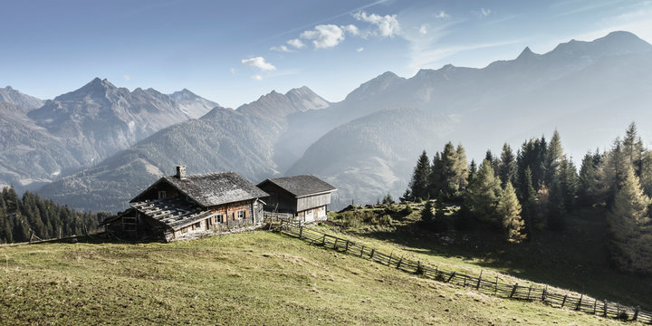 Alpenpanorama mit Bergh&uuml;tten im Zillertal in Tirol farbreduziert