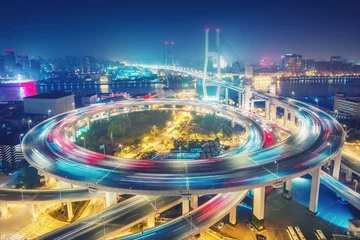 Fototapete Nanpu-Brücke Malerischer Blick auf die berühmte Brücke in Shanghai, China nachts. Mehrfarbige nächtliche Skyline. Reise-Hintergrund.