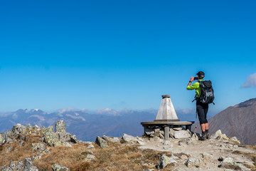 Berg Wanderer auf Gipfel macht Foto