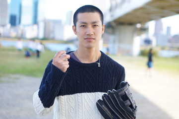 野球をする男性