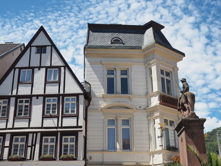 Neustadt an der Weinstraße - am Rand des Pfälzerwaldes und am Mittelpunkt der Deutschen Weinstraße 
