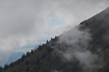 wolkenlandschaft über dem kleinwalsertal mit durchblick zum allgäu