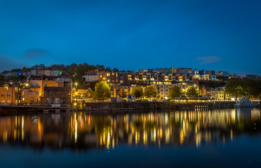 Fototapeta na wymiar Bristol's Iconic Harbour at Nightfall
