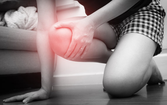Asian woman got injury on her knee, with red spot