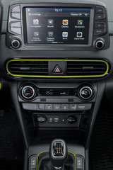 air conditioner command buttons and infotainment system