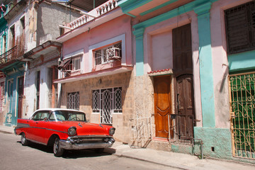 Taxi y carro clásico americano en las calles de La Habana Cuba