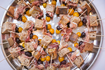 Catering / Spieße mit Brot, Schinken, Physalis & Weintrauben