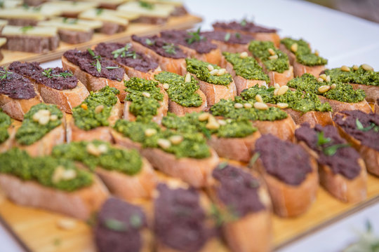 Catering / Belegte Brote mit Gem&uuml;seaufstrich auf Holzbrett