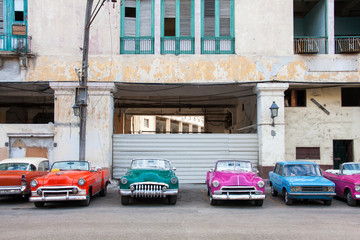 Taxi y carro clásico americano en las calles de La Habana Cuba