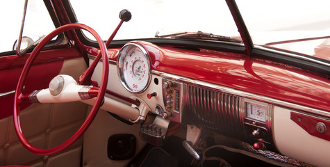 Vista del interior de automóvil clásico americano descapotable de los años 50 aparcado en calle de La Habana, Cuba.